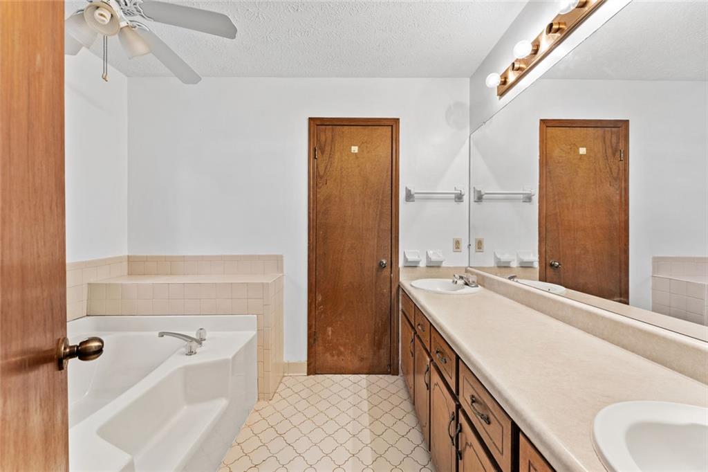 212 Farmbrook Parkway E Property Photo 16