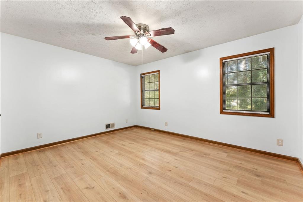 212 Farmbrook Parkway E Property Photo 18