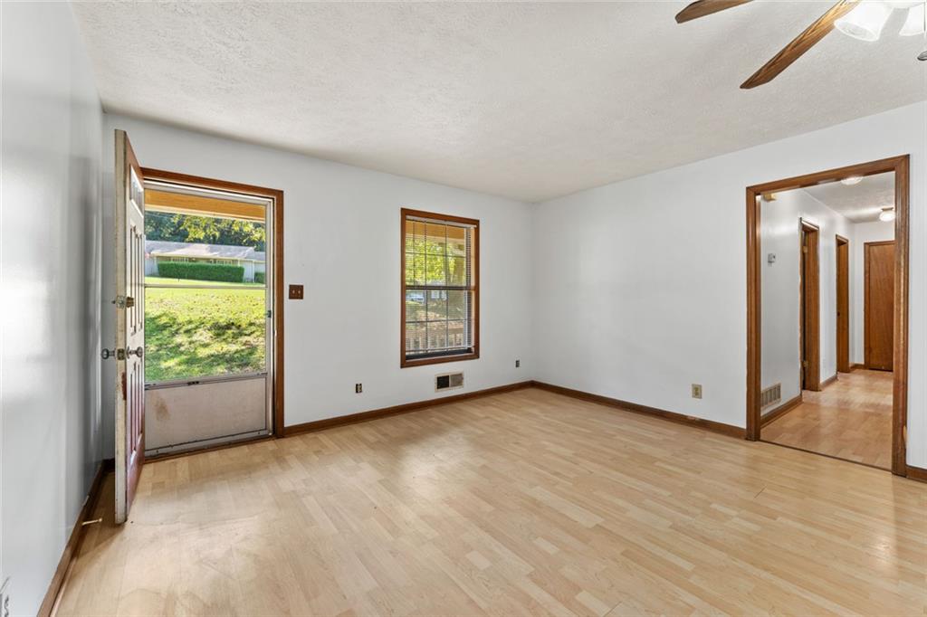 212 Farmbrook Parkway E Property Photo 21