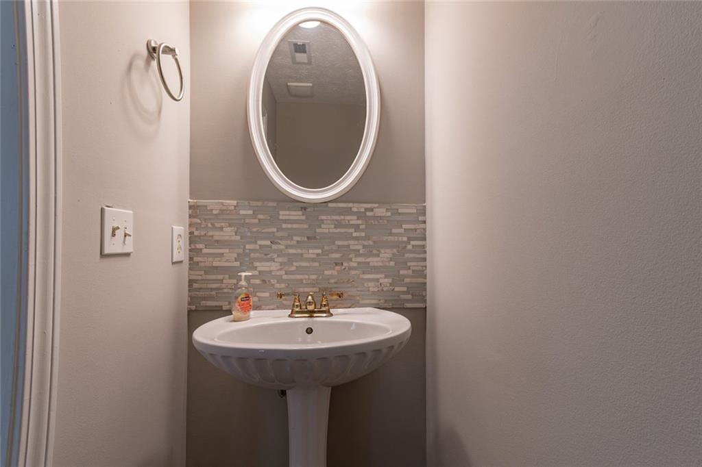5550 Strathmoor Manor Circle Property Photo 6