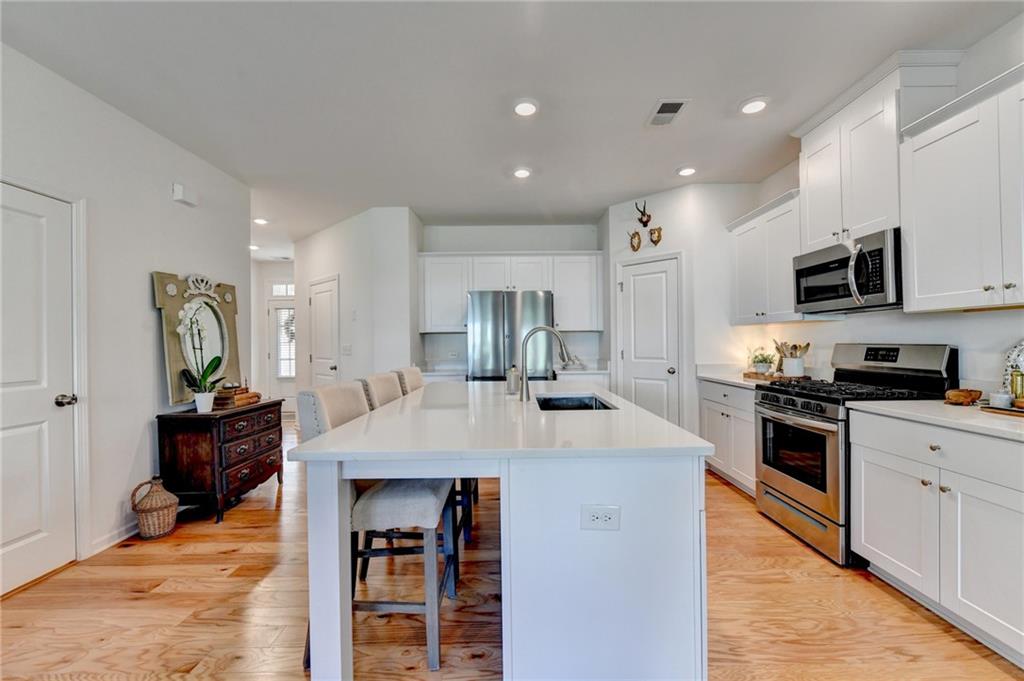 2140 Lanier Harbor Point Property Photo 8