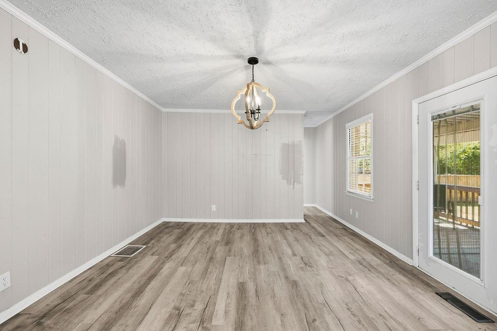 313 Glen Iris Drive Property Photo 9