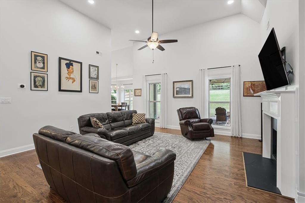 32 Meadow View Glen Property Photo 6