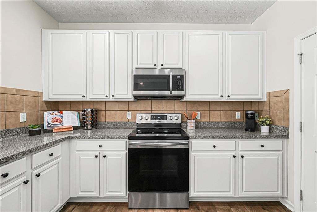 302 Oak Leaf Place Property Photo 5