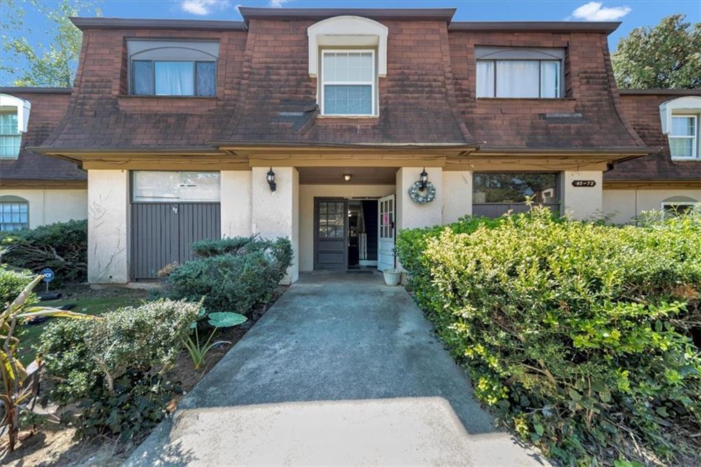 72 Place Fontaine Property Photo 1