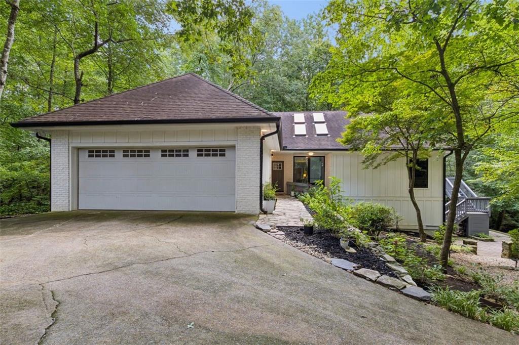 2330 Castle Lane Ne Property Photo 1