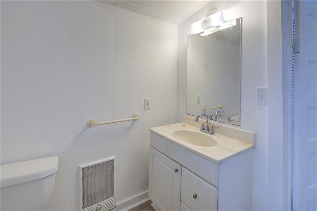 7985 Midway Road Property Photo 18