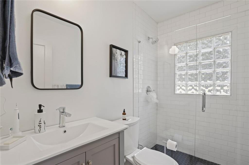 335 Ponce De Leon Place Unit D Property Photo 6