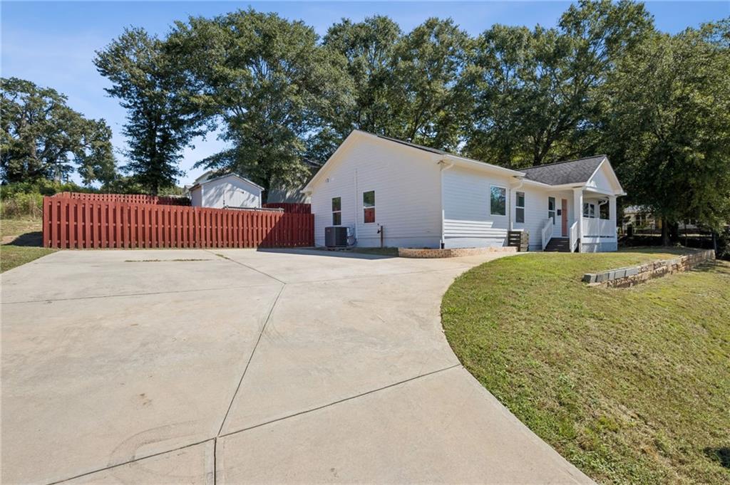 112 E Stephens Street Property Photo 6