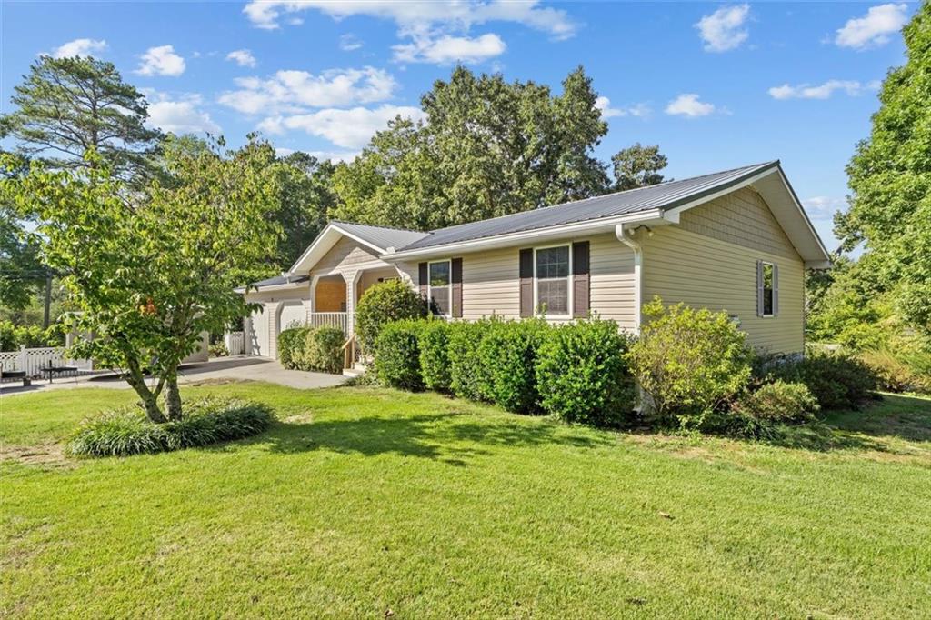 17 Pine Street E Property Photo 1