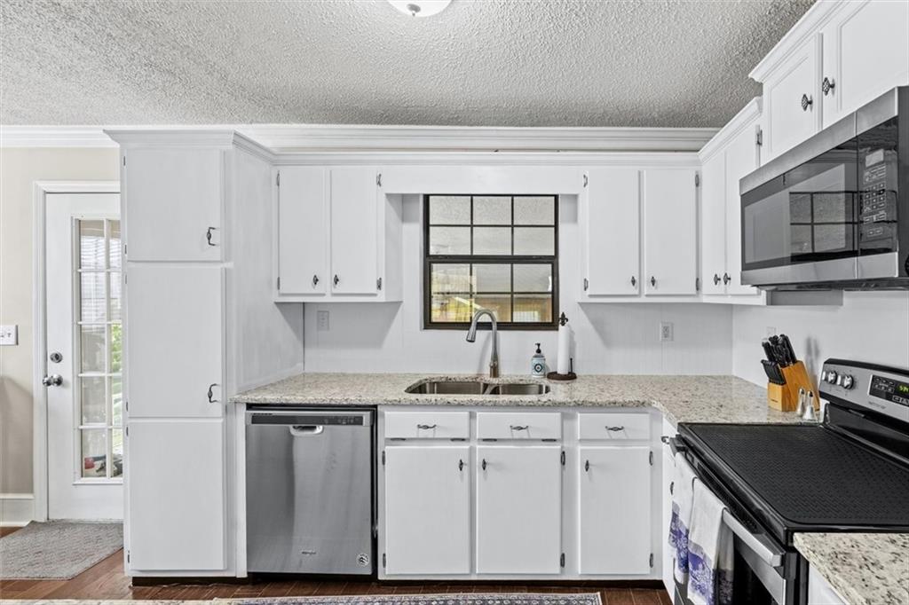 17 Pine Street E Property Photo 9