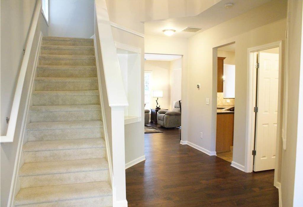 5530 Crestwick Way Property Photo 3