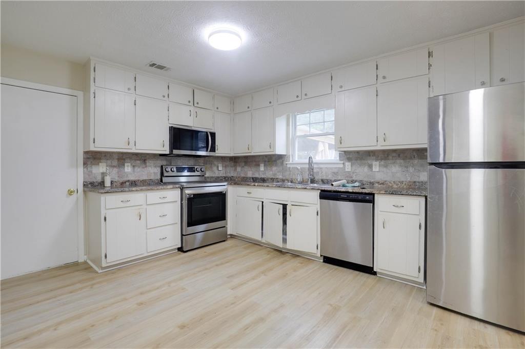 4131 Gravitt Place Property Photo 7