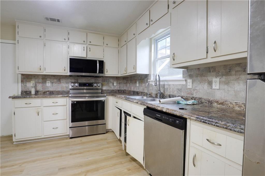 4131 Gravitt Place Property Photo 8