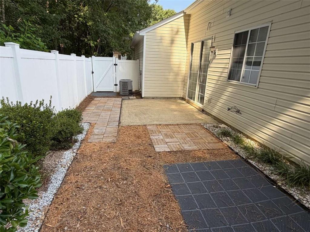 305 Windcroft Property Photo 14