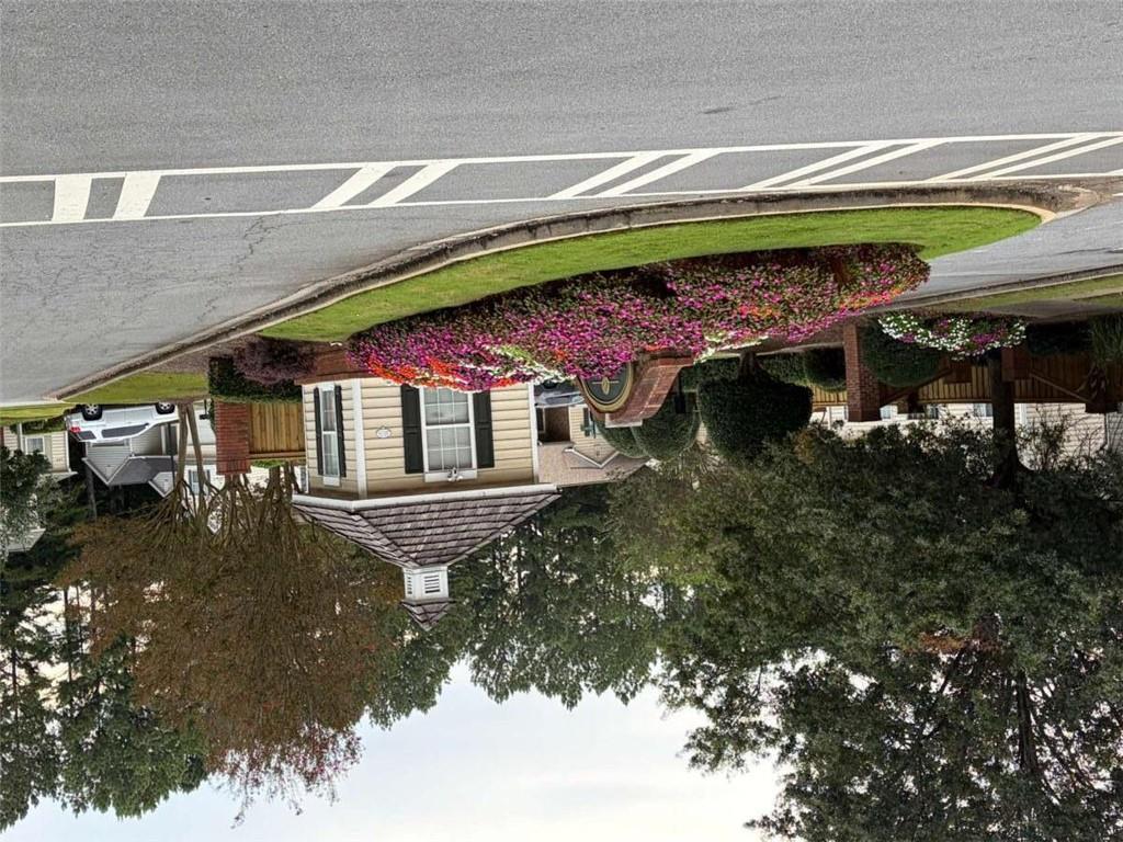 305 Windcroft Property Photo 17