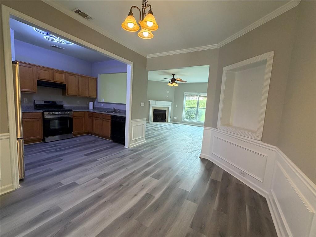 1917 Dilcrest Drive Property Photo 2