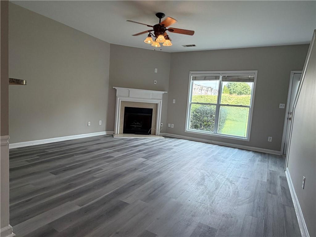 1917 Dilcrest Drive Property Photo 3
