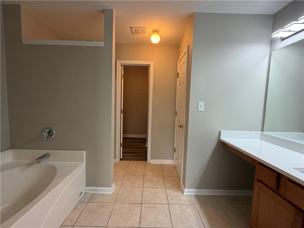 1917 Dilcrest Drive Property Photo 11