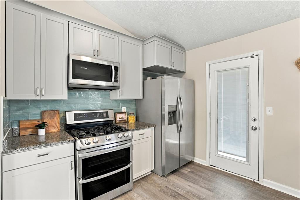 10700 Barberry Drive Property Photo 4
