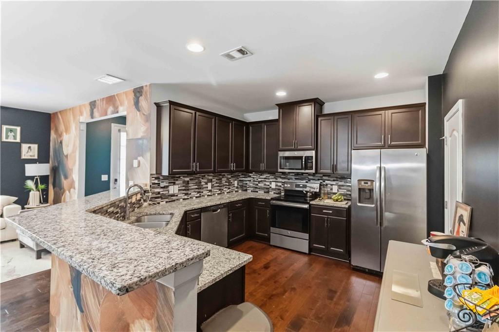 5708 Radford Loop Property Photo 6