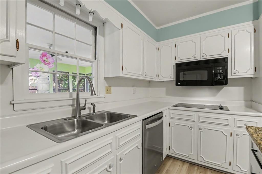 2027 Gainsborough Drive Property Photo 10
