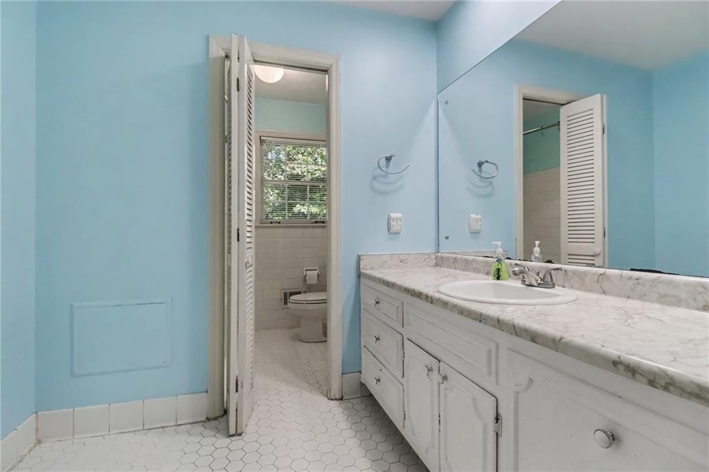 2027 Gainsborough Drive Property Photo 17
