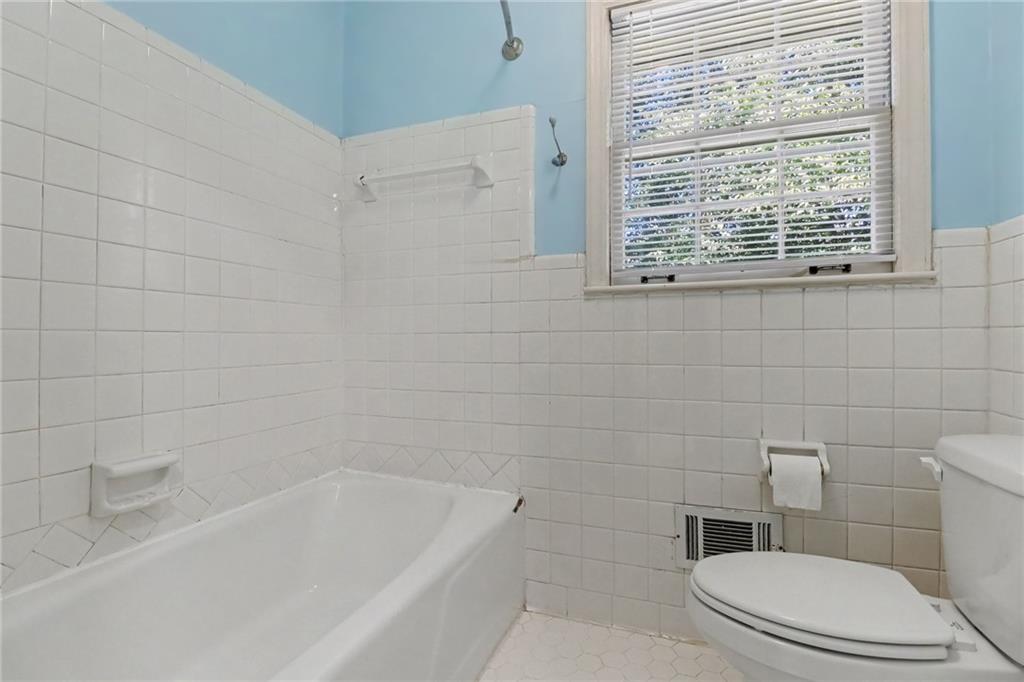2027 Gainsborough Drive Property Photo 18