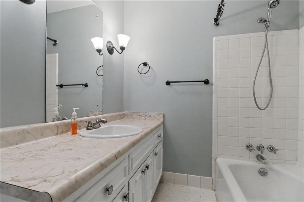 2027 Gainsborough Drive Property Photo 19
