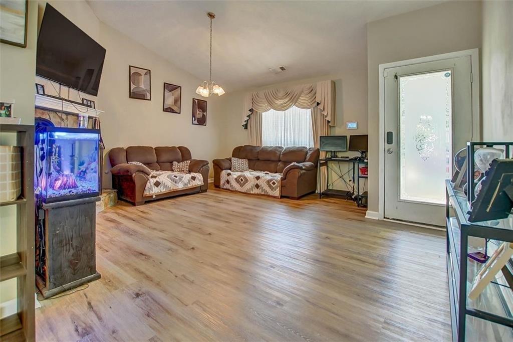 140 Greenleaf Drive Property Photo 4