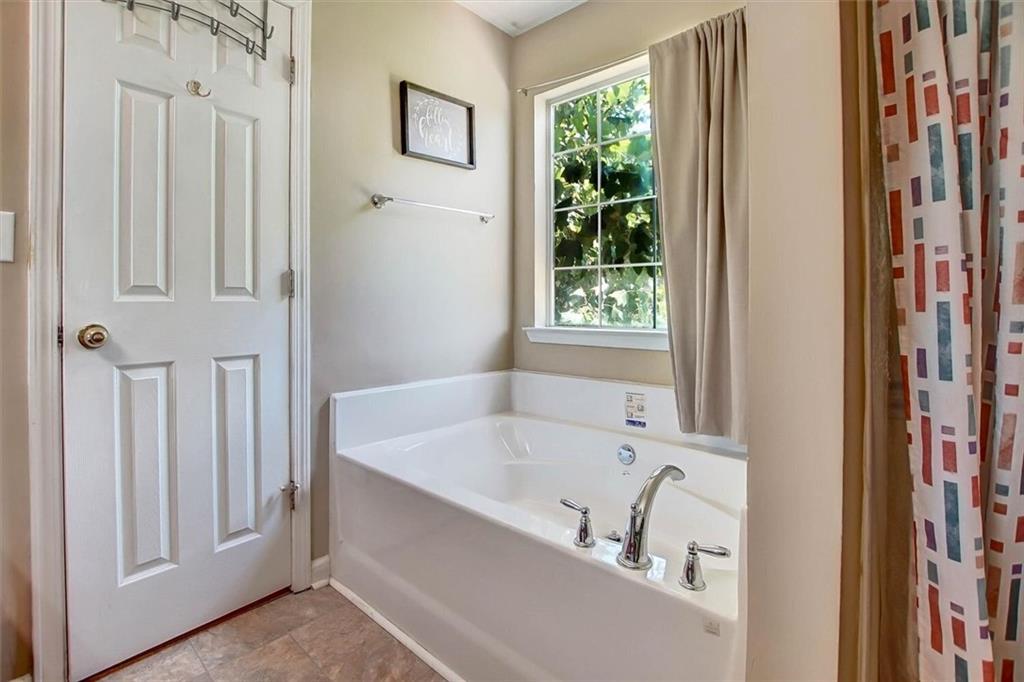 140 Greenleaf Drive Property Photo 20