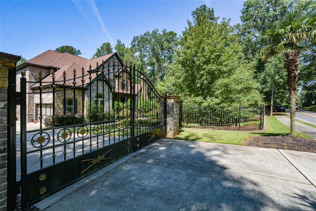 2210 Spalding Drive Property Photo 2