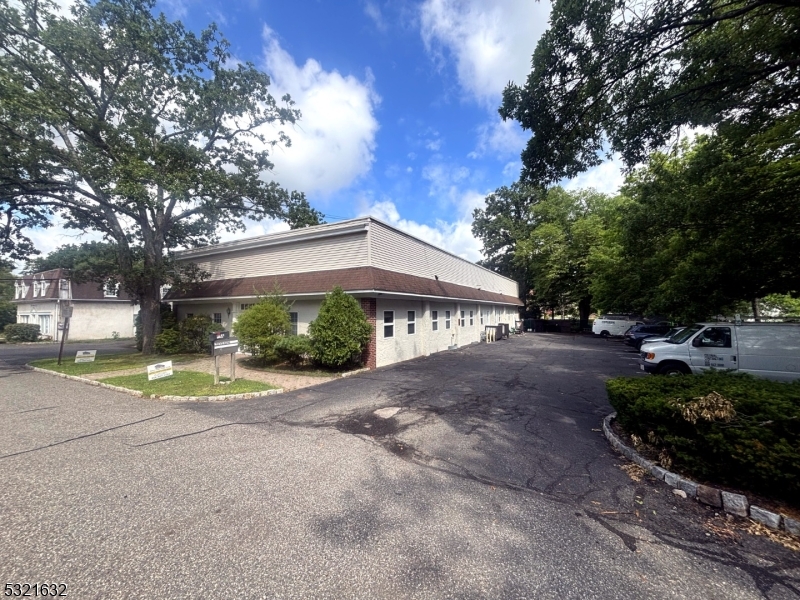 320 Essex St Property Photo 1
