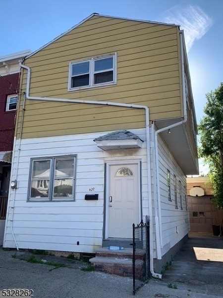 122 E 22nd St Property Photo 1
