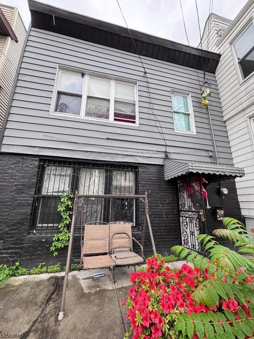 93 Woodlawn Ave Property Photo 1