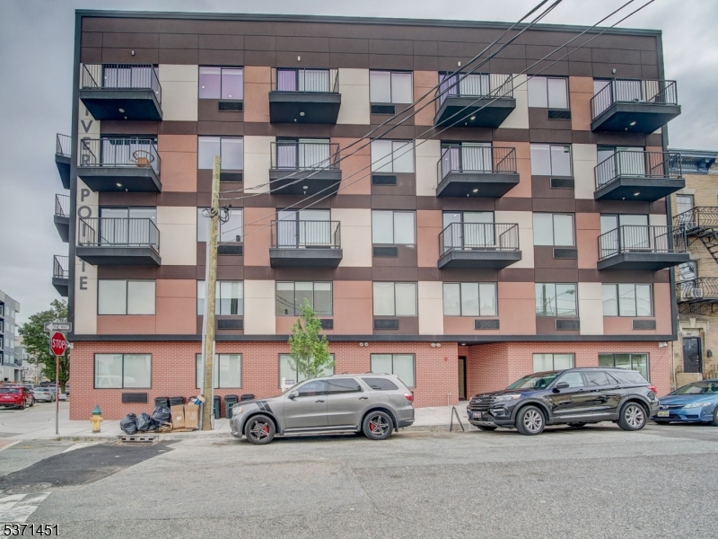486 Market St Property Photo 4