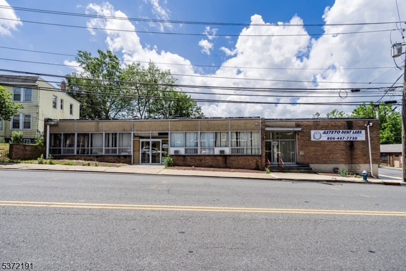 2075 Millburn Ave Property Photo 10