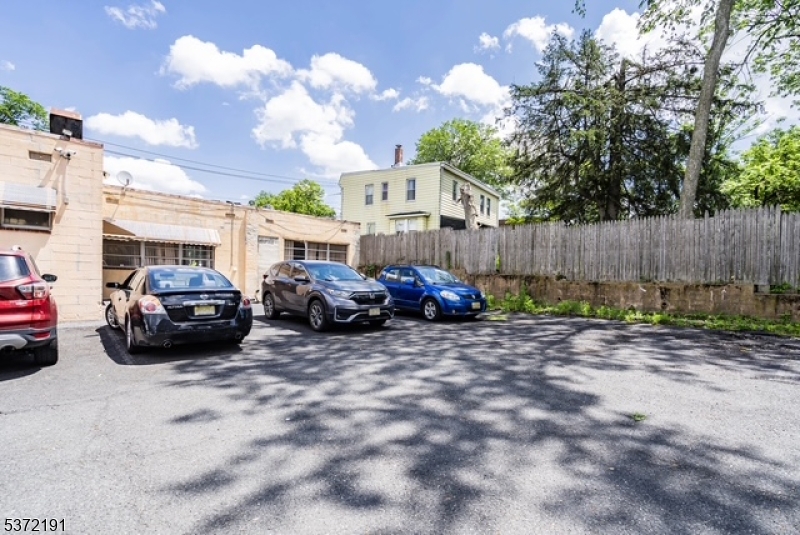 2075 Millburn Ave Property Photo 16