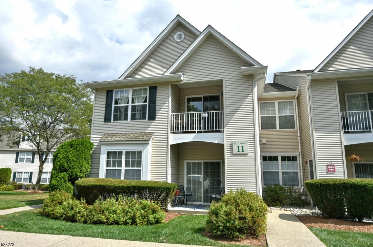 402 Cambridge Dr 402 Property Photo 1