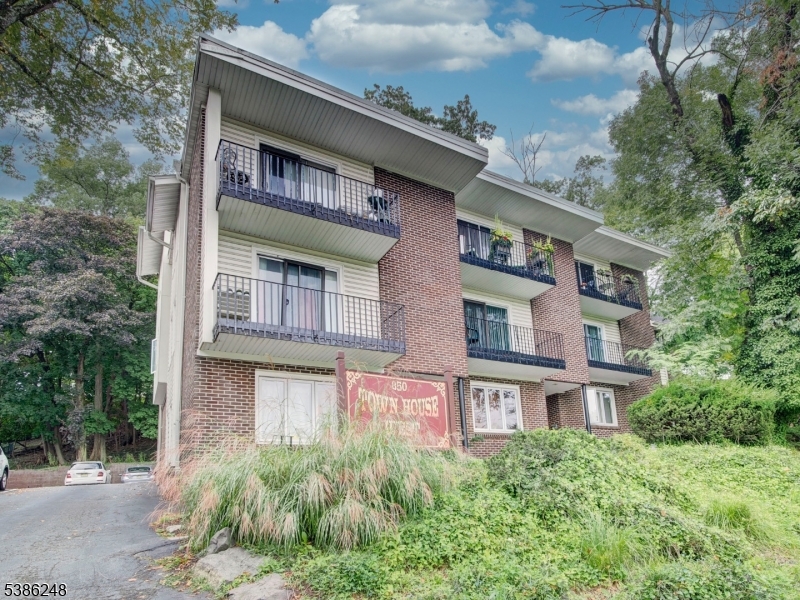 850 Bloomfield Ave Property Photo 1