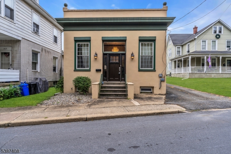 933 Lee Ave