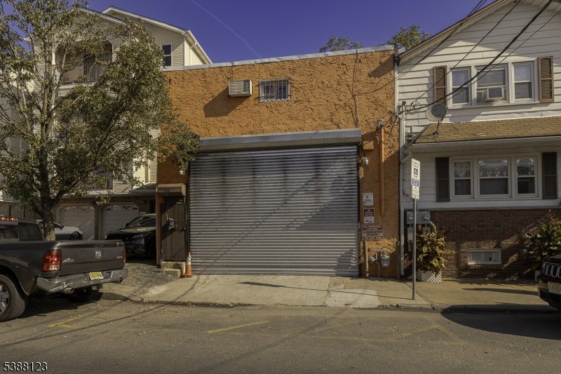 150 E Kinney St Property Photo 1