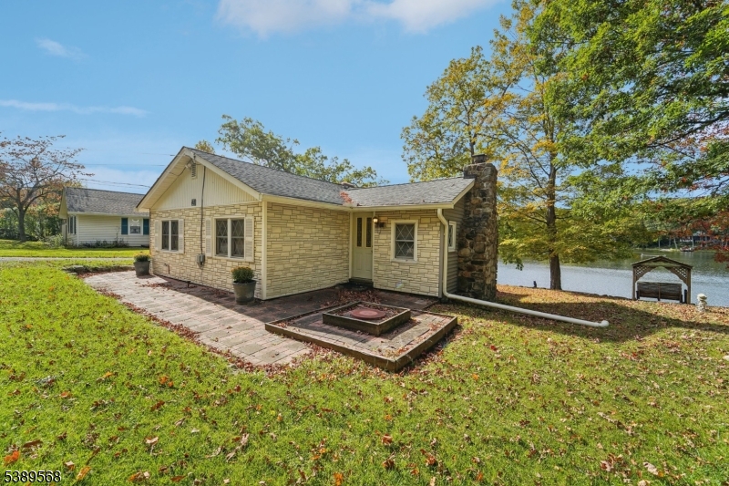 48 Lake Shore Rd E. Property Photo 1