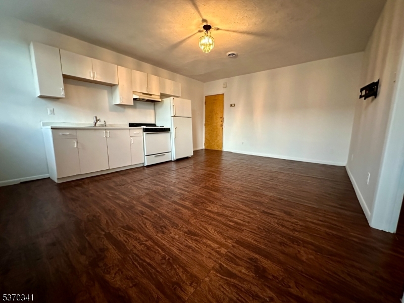 530 Valley Brook Ave Property Photo 1