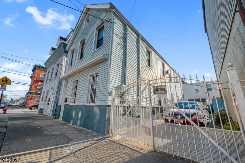 113 2nd St Property Photo 1
