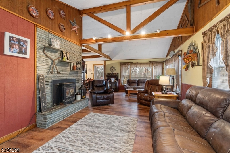 3 Volker Ln Property Photo 8