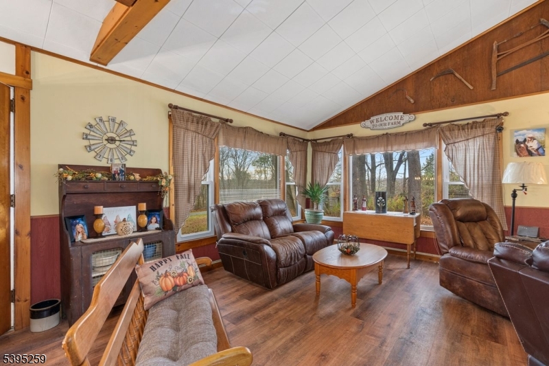 3 Volker Ln Property Photo 13