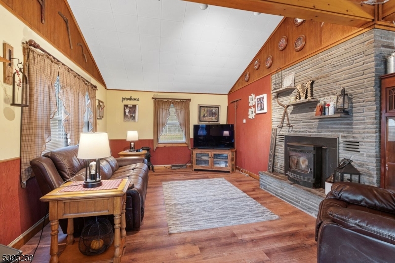 3 Volker Ln Property Photo 14