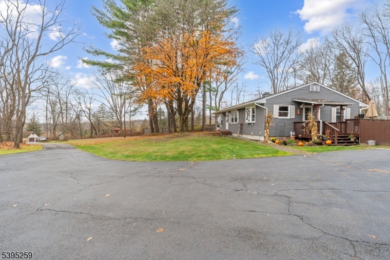 3 Volker Ln Property Photo 28