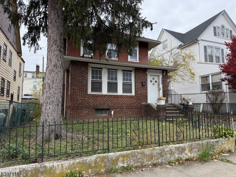 206 Weequahic Ave Property Photo 1